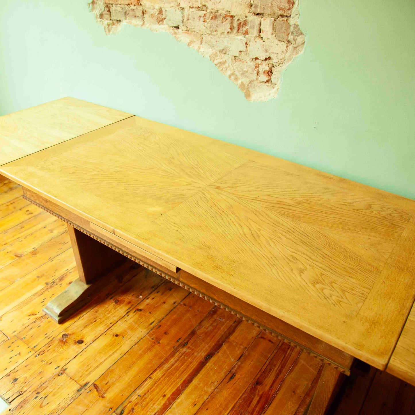 Extendable dining table