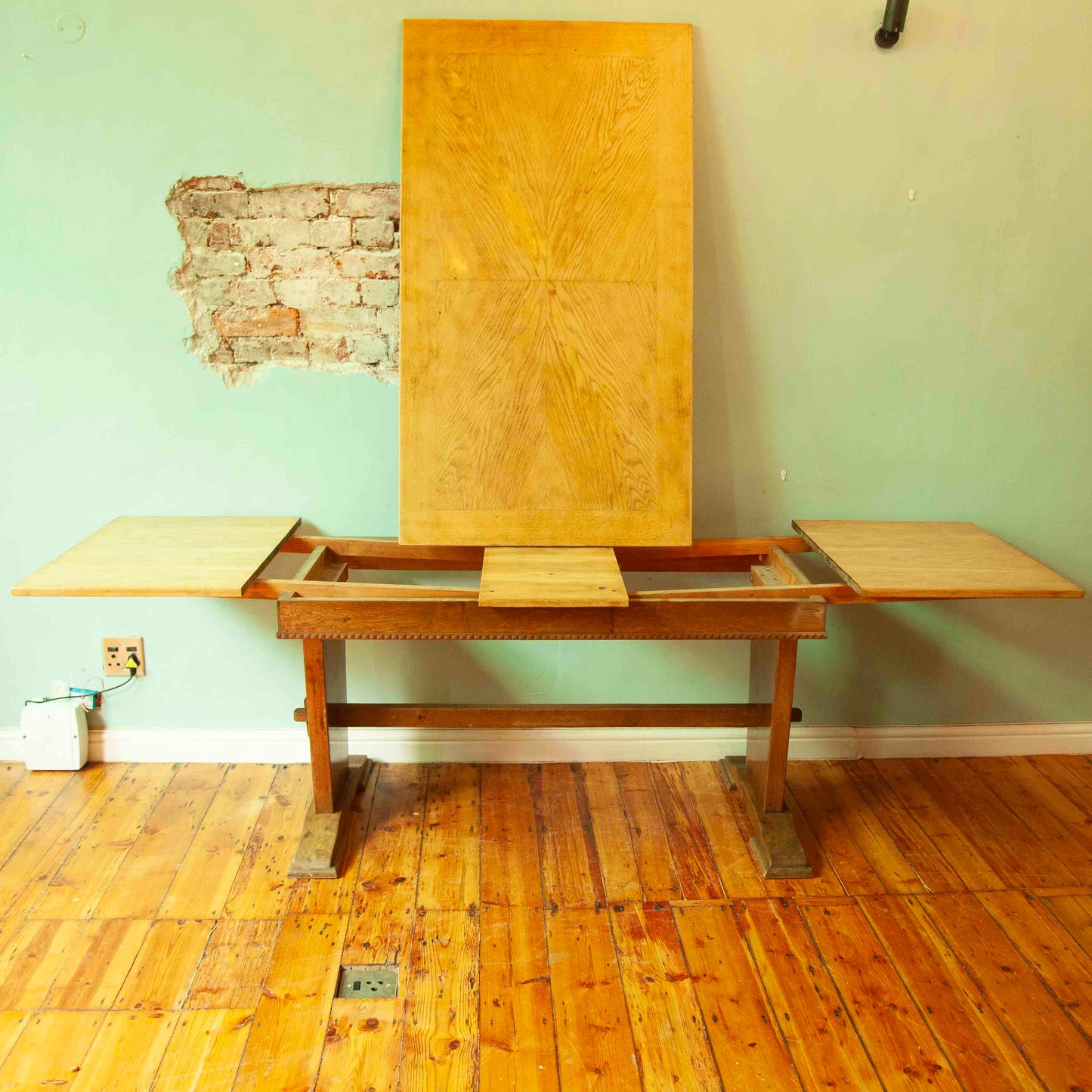 Extendable dining table