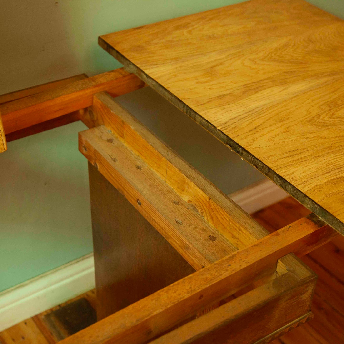 Extendable dining table