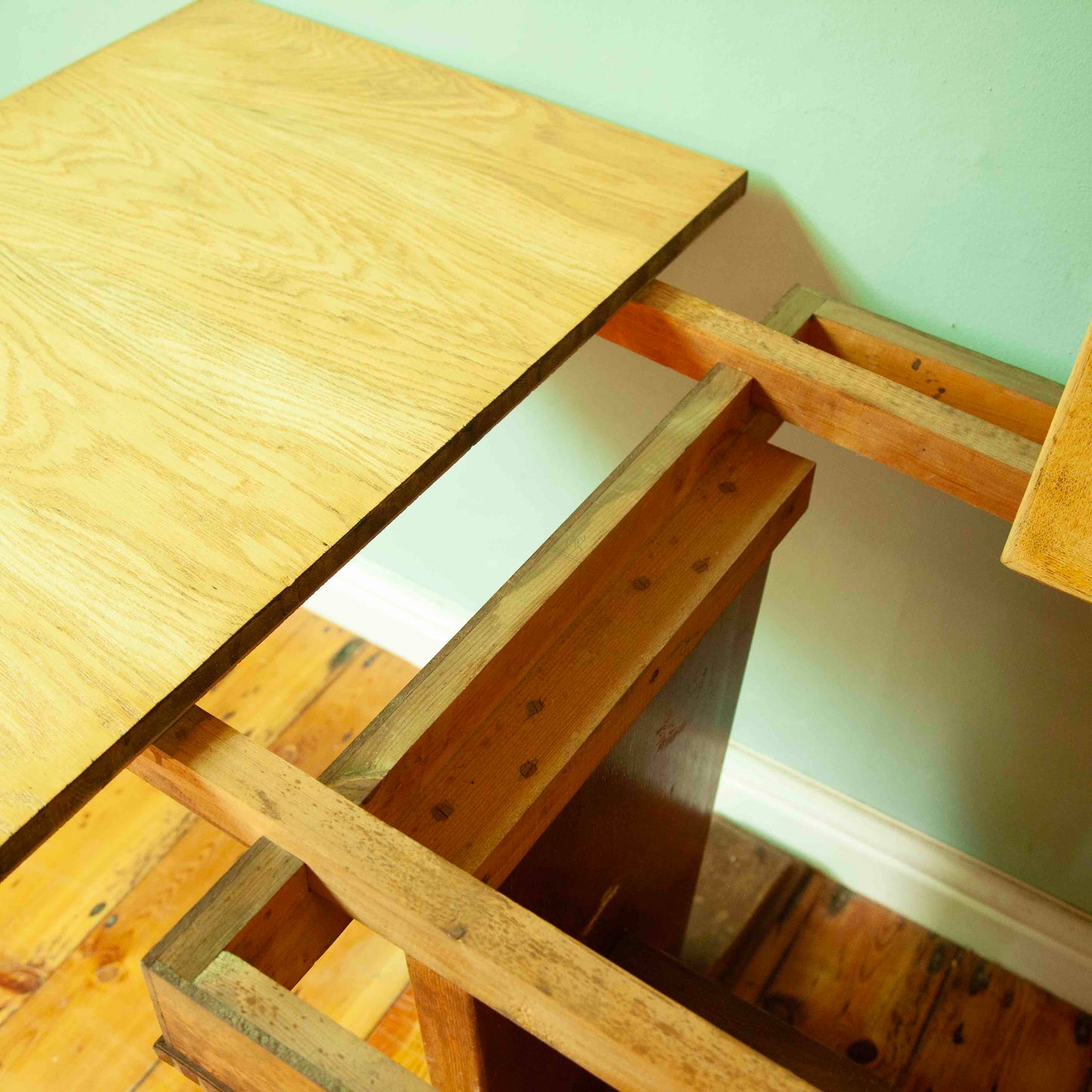 Extendable dining table