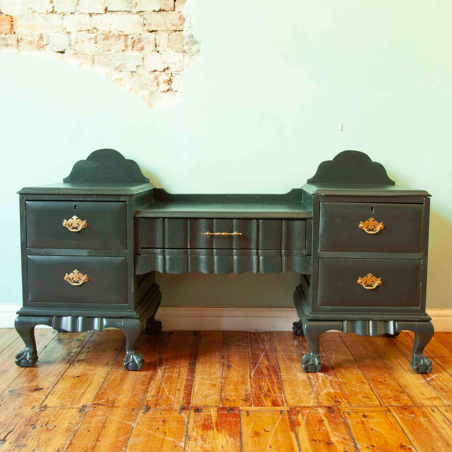 Ball & Claw dresser