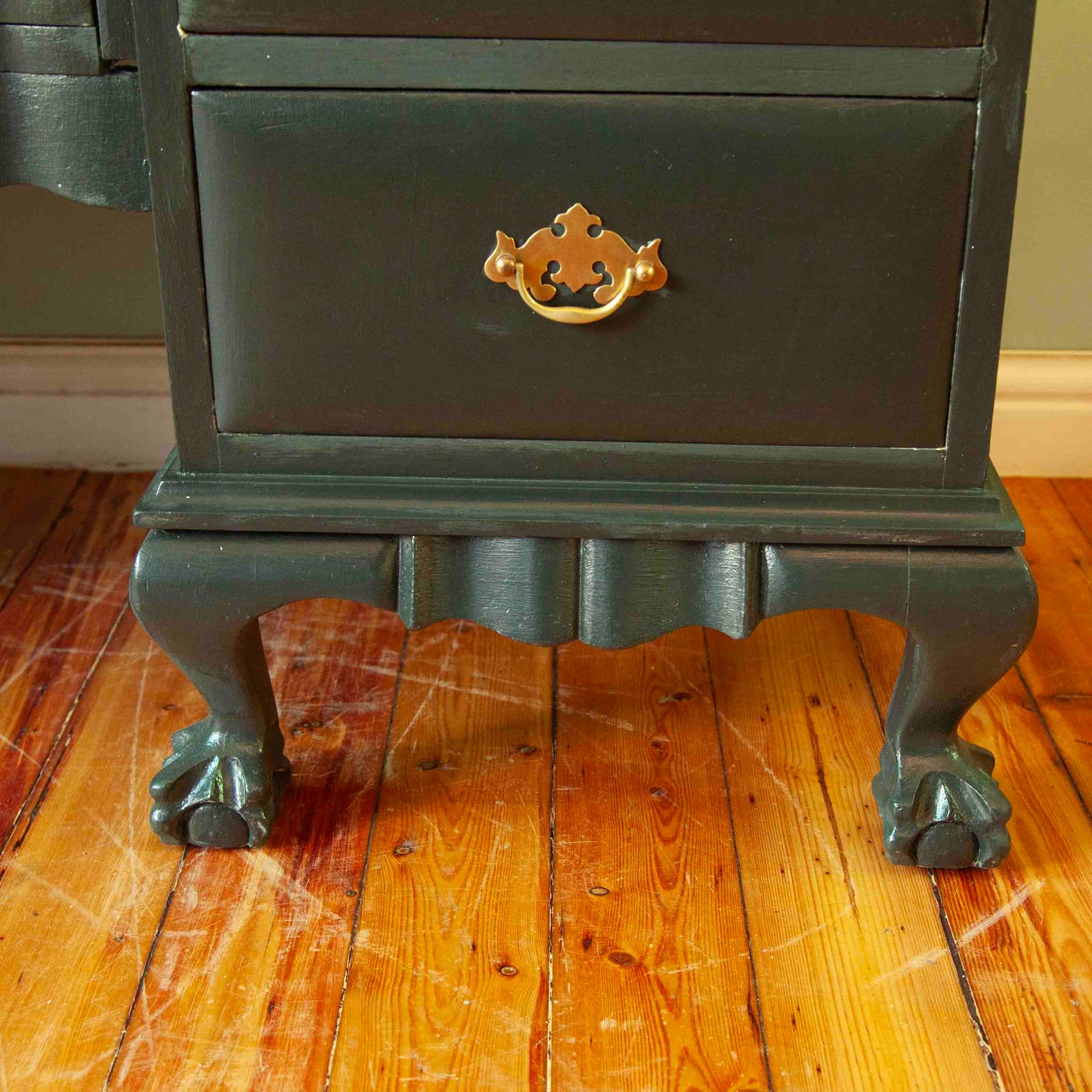 Ball & Claw dresser