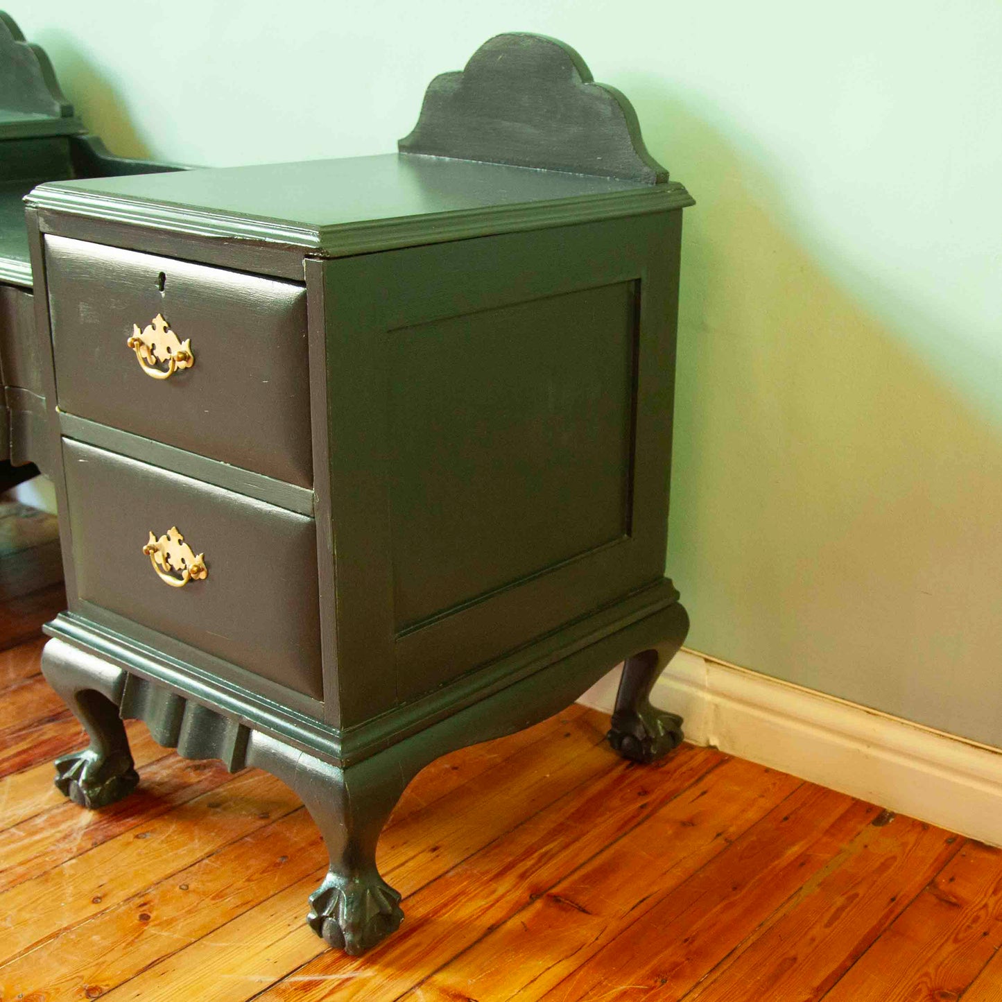 Ball & Claw dresser